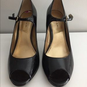 Tahari peep toe pump